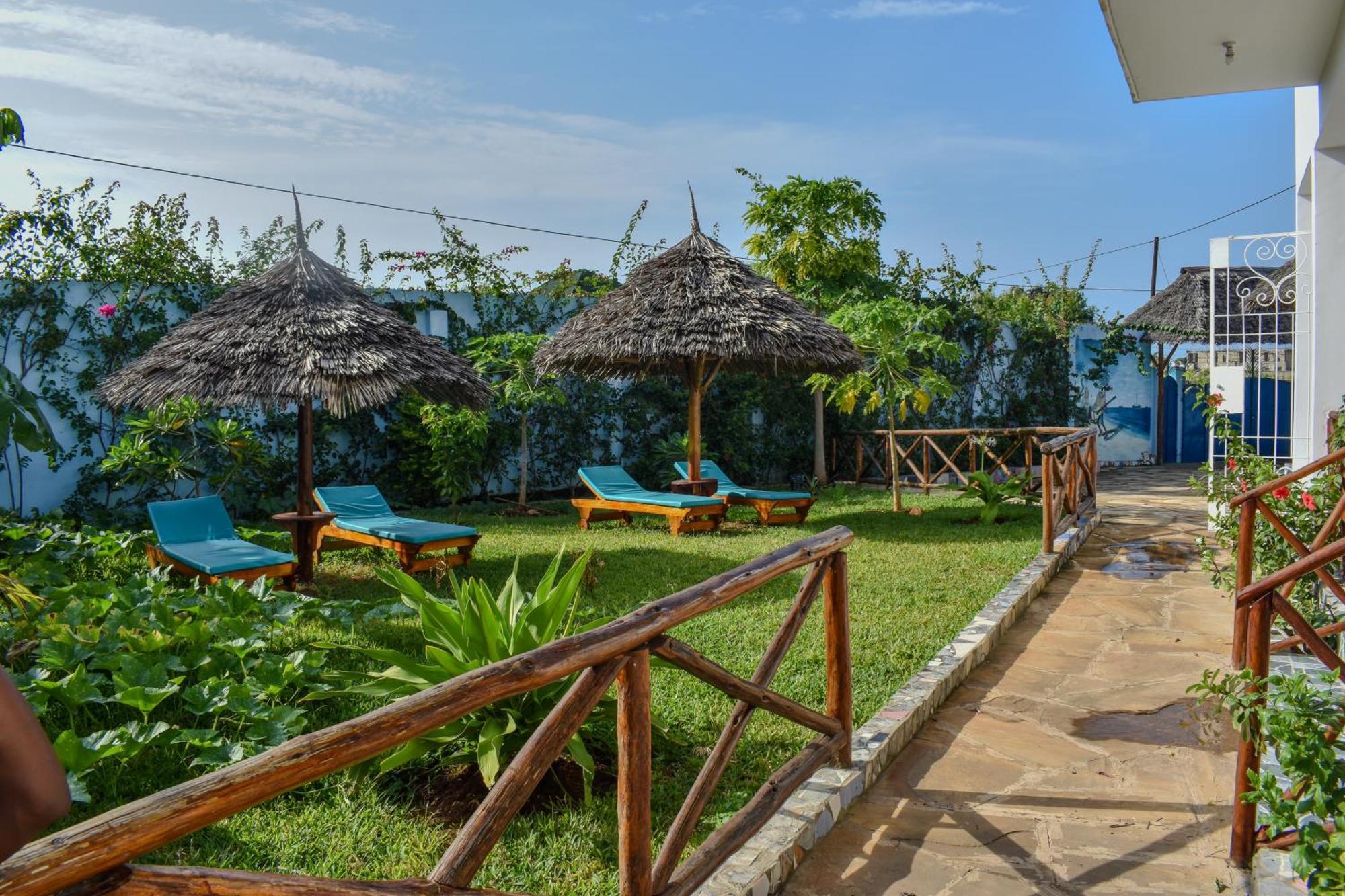 Pineapple House Bed & Breakfast Nungwi Exterior photo